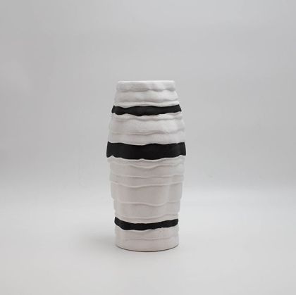 ВАЗА, КЕРАМИКА, БЯЛА С ЧЕРНИ ДЕТАЙЛИ, 12x12x25cm