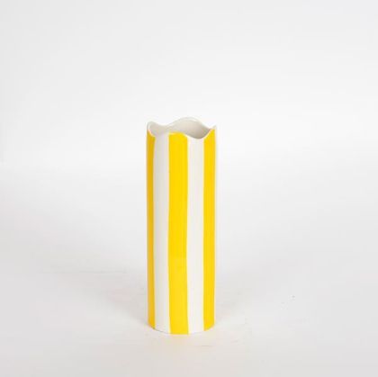 ВАЗА, КЕРАМИКА, ЖЪЛТА С ВЪЛНИЧЕН РЪБ, 8,2x8,2x24см