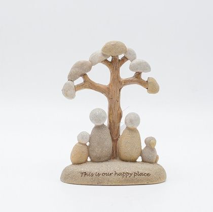 ДЕКОРАТИВНА АБСТРАКТНА СКУЛПТУРА, СЕМЕЙНИ ФИГУРИ ОКОЛО ДЪРВО "ТОВА Е НАШЕТО ЩАСТЛИВО МЯСТО", ПОЛИРЕЗИН, СИВ, 11x4,5x14,5 см
