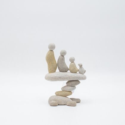 ДЕКОРАТИВНА АБСТРАКТНА СКУЛПТУРА, СЕМЕЙСТВО ВЪРХУ БАЛАНСИРАНИ КАМЪНИ, ПОЛИРЕЗИН, СИВ, 11x4,5x14,5 см