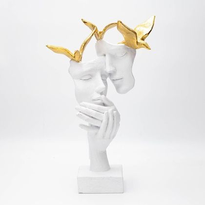 ДЕКОРАЦИЯ ЗА МАСА, ДВОЙКА И ГЪЛЪБИ, ПОЛИРЕСОМА, ЗЛАТИСТО-БЯЛО, 22.2x11.7x33.5см