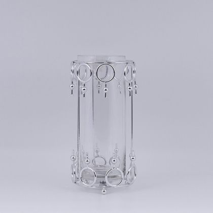 СТЪКЛЕН СВЕЩНИК С МЕТАЛНИ АКЦЕНТИ, СРЕБЪРНО, 12X22 СМ