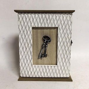 КУТИЯ ЗА КЛЮЧОВЕ С ДЪРВОРЕЗБА БЯЛО- КАФЯВО, 21x6x26cm