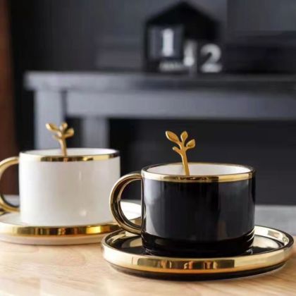 Декорация за маса Дърво в златен цвят с дървена основа с размери 30х8х35см