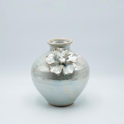 Ceramic flower vase, glossy, ivory color 21x21x20cm