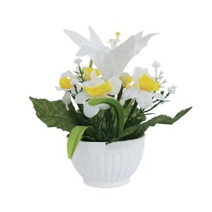 White/yellow mini flower arrangement in plastic pot - h18 cm