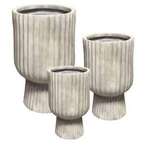 Комплект саксии/3, изработени от лек бежов цимент с вертикални линии и основа - размери: Φ20x32, м: Φ25x40, д: Φ35x56 1/кутия
