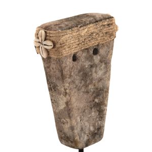 Декоративна фигура лице от камък Paras в черен метален стояч, 7x10x7x21cm Hm4315