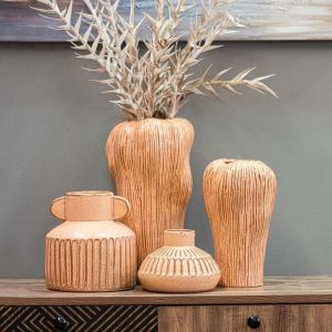 Ceramic decorative vase in brown color with dimensions 15x13.5x24.5cm